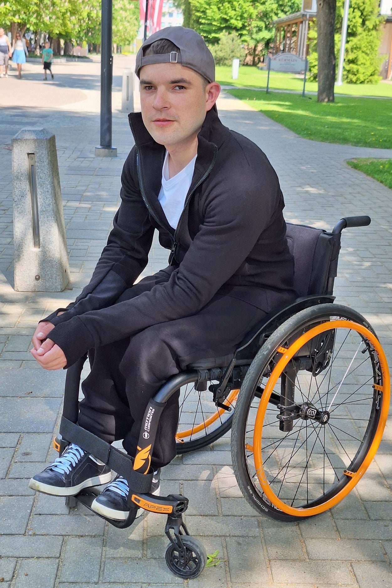 Jacket with magnetic zipper, black jersey, wheelchair adapted